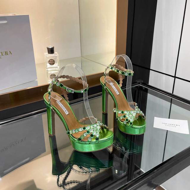 Aquazzura 2024经典款的高跟防水台水钻凉鞋，真的美到我心坎里啦！璀璨的水钻在阳光下闪烁，如同繁星点点。防水台的设计贴心又舒适，高跟鞋则赋予了自信的力